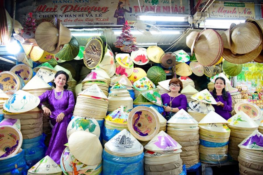 non la sold in dong ba market