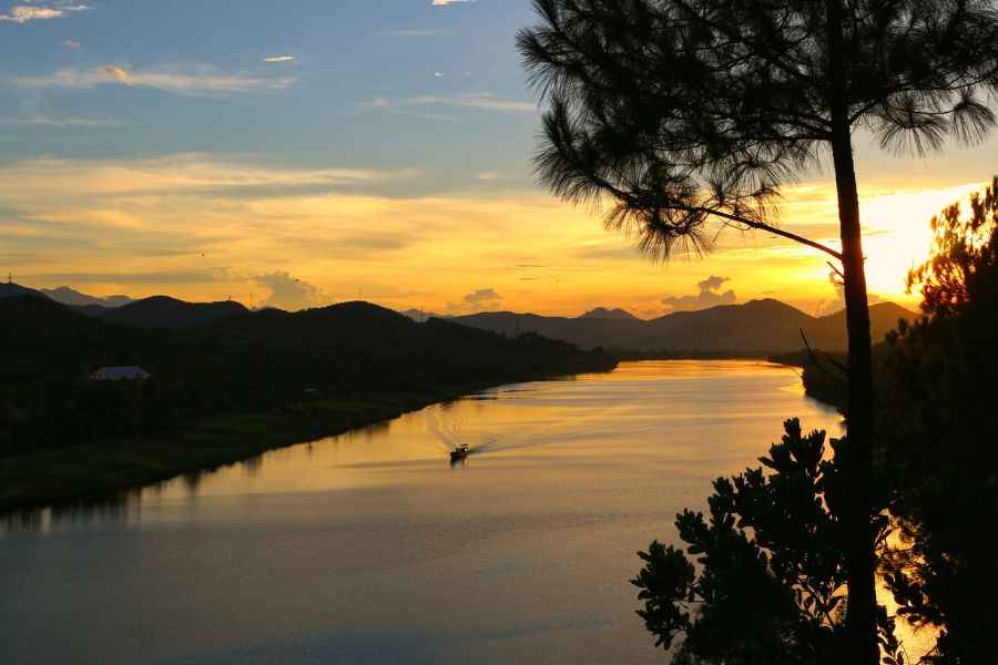 peaceful sunset in Vong Canh hill