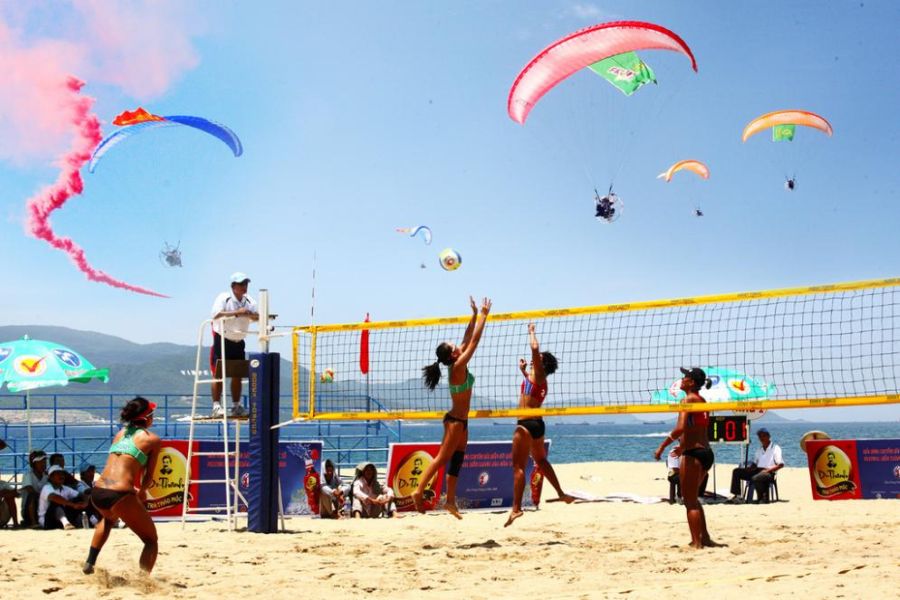 play beach volleyball At Xuan Thieu Beach