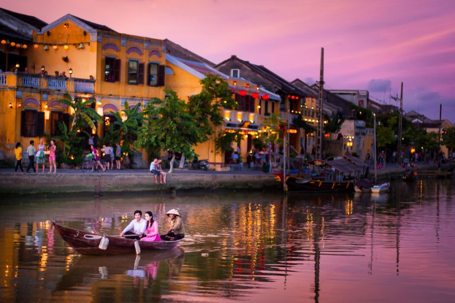 ride boad on river in hoi an (2)
