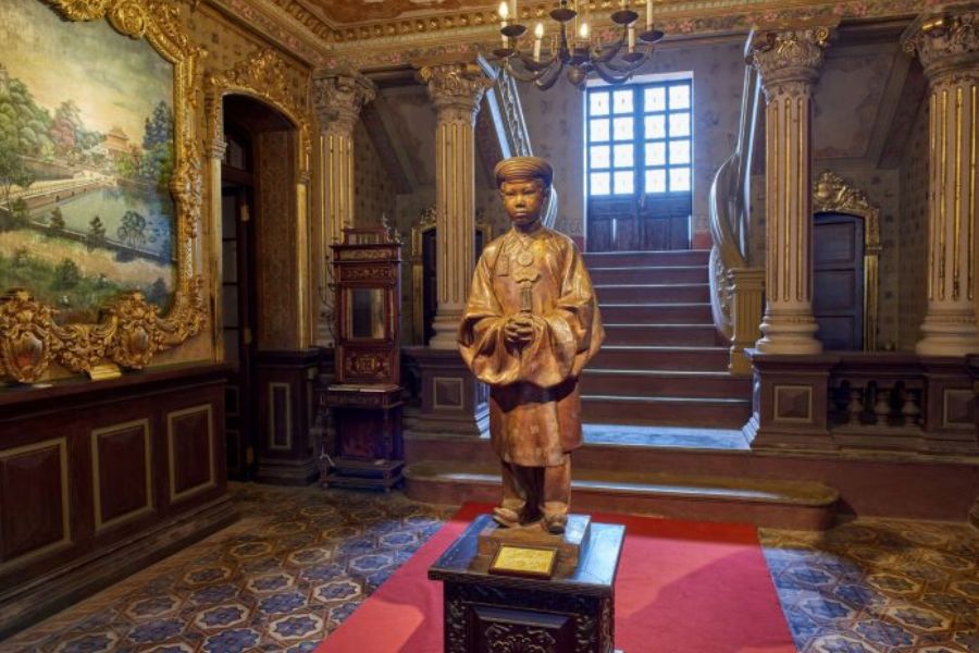 statue of vinh thuy price in an dinh palace