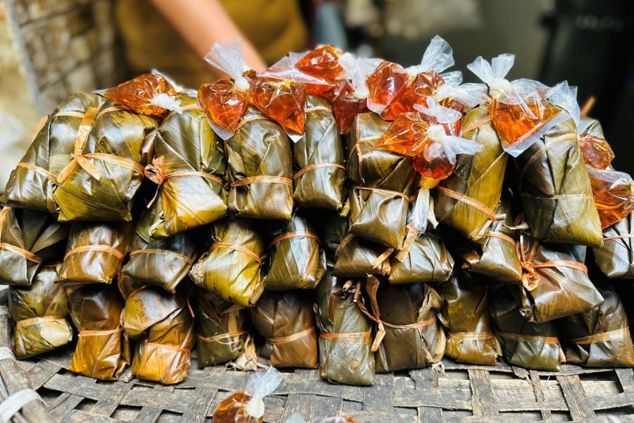 street food in dong xuan market hanoi