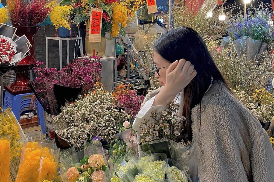 take photo on Quang Ba Flower Market