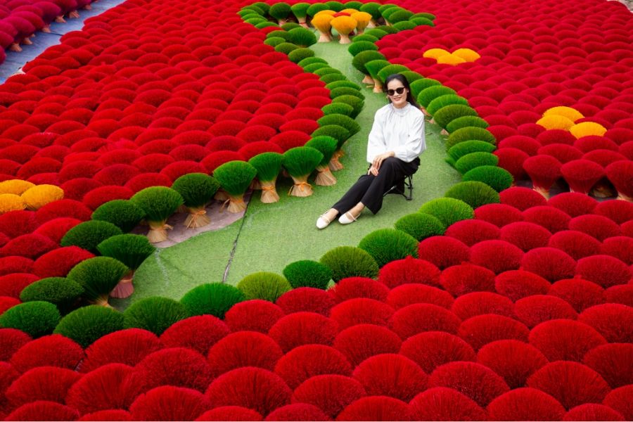 take photo with Incense Flowers Displays (2)