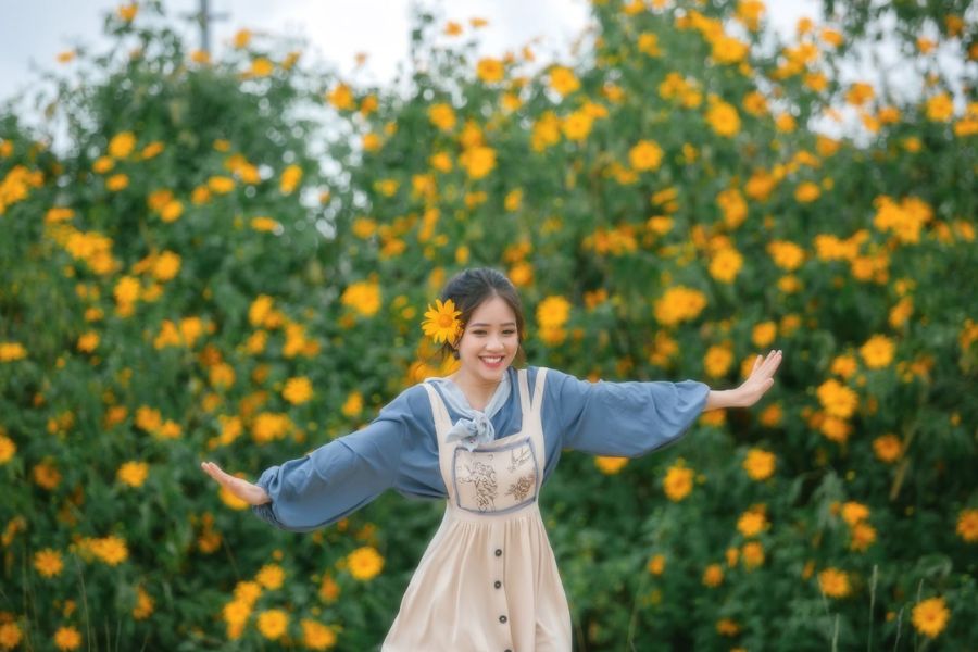 take photo with flower in Ba Vi