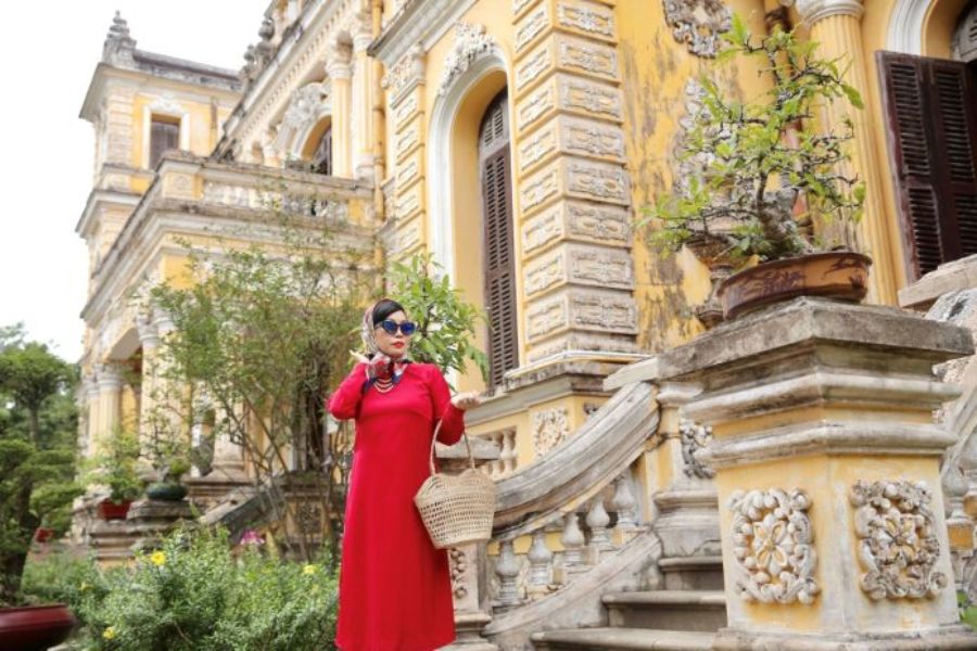 taking photo at an dinh palace