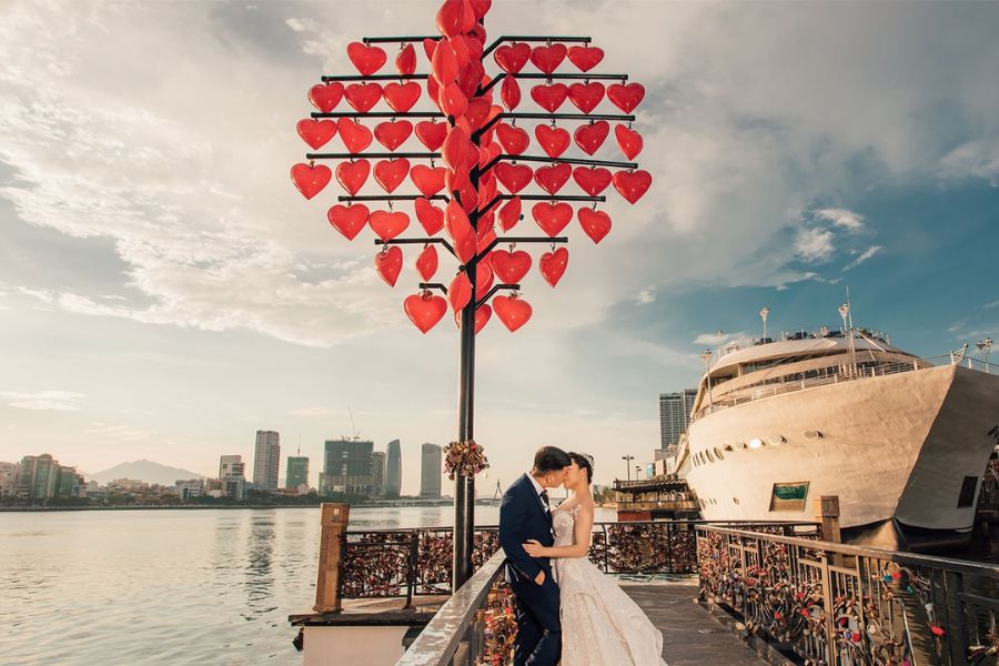 taking wedding photo on the love lock bridge