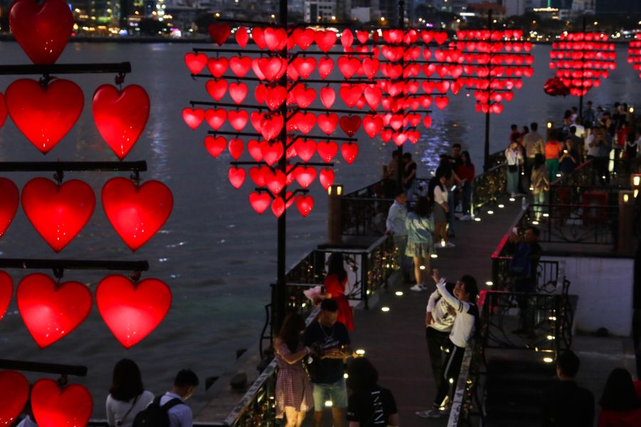 the love lock bridge at night