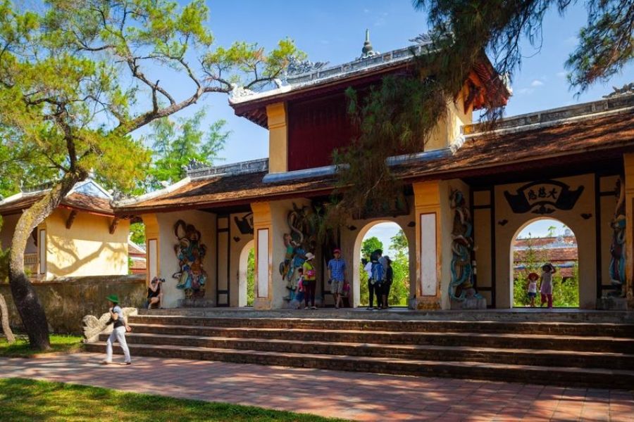 tourists visit Thien mu pagoda