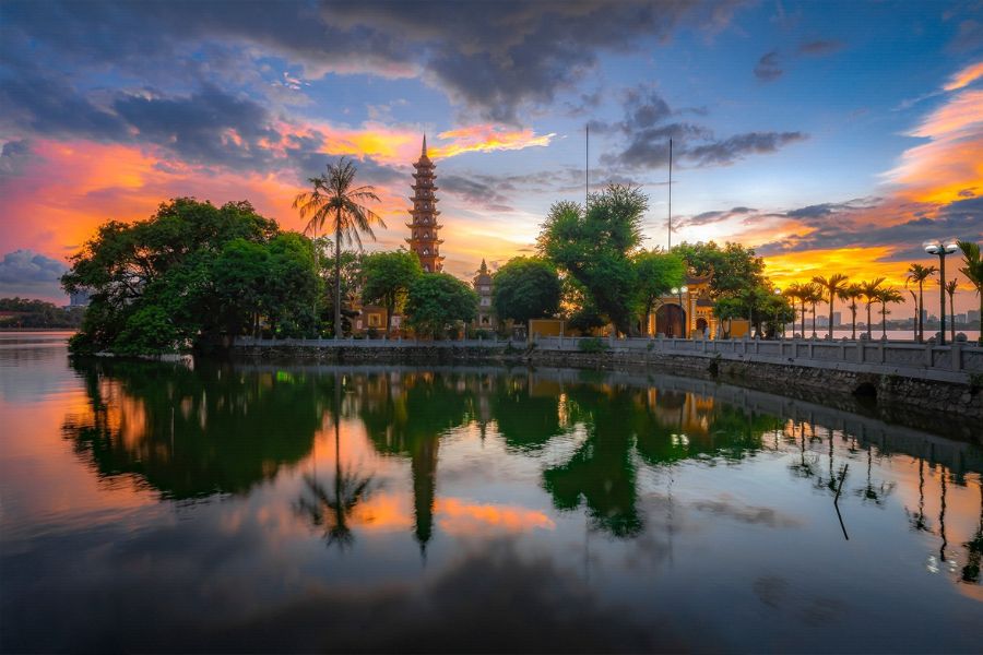 Tran Quoc pagoda and west lake in hanoi