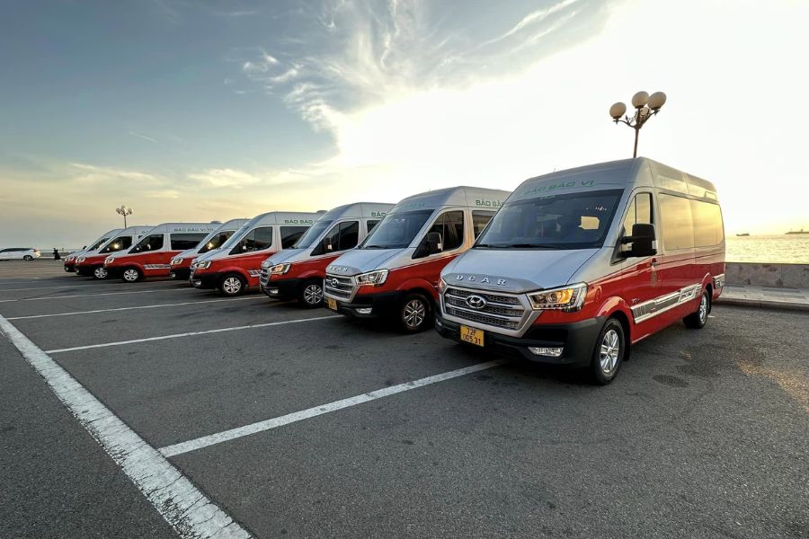 travel from hue to da nang by minivans