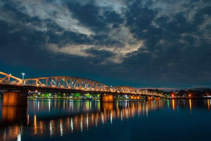 truong tien bridge at night