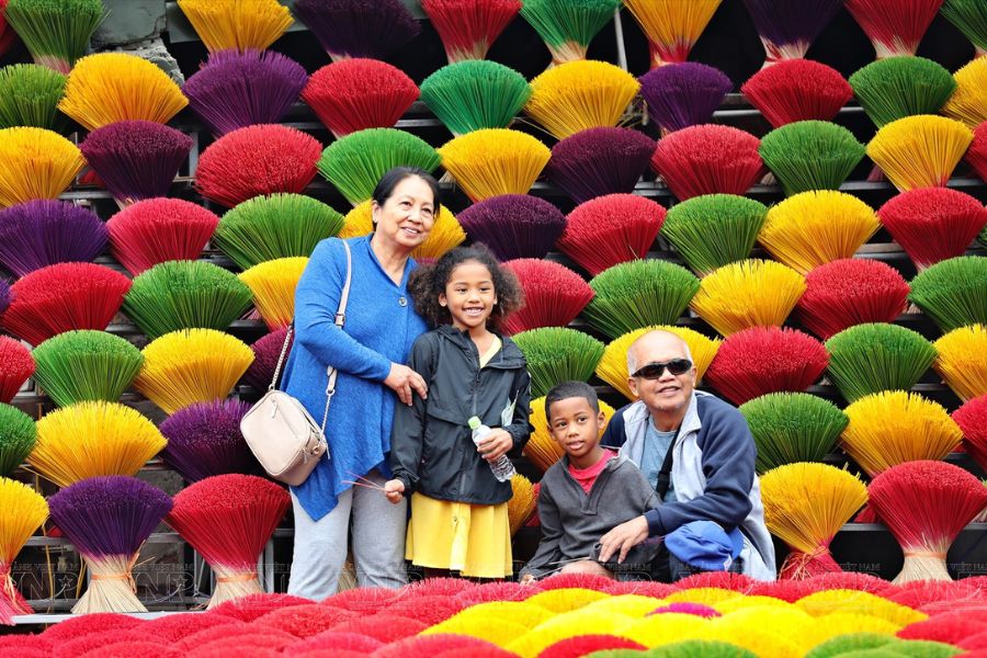 visit Quang Phu Cau Incense Village in Hanoi