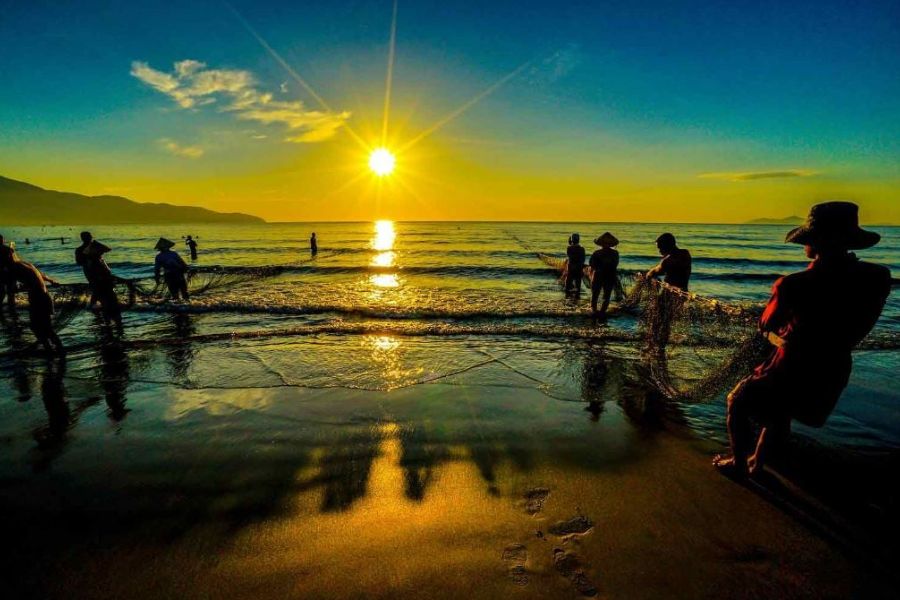 Life Of Local Fishermen in binh minh beach