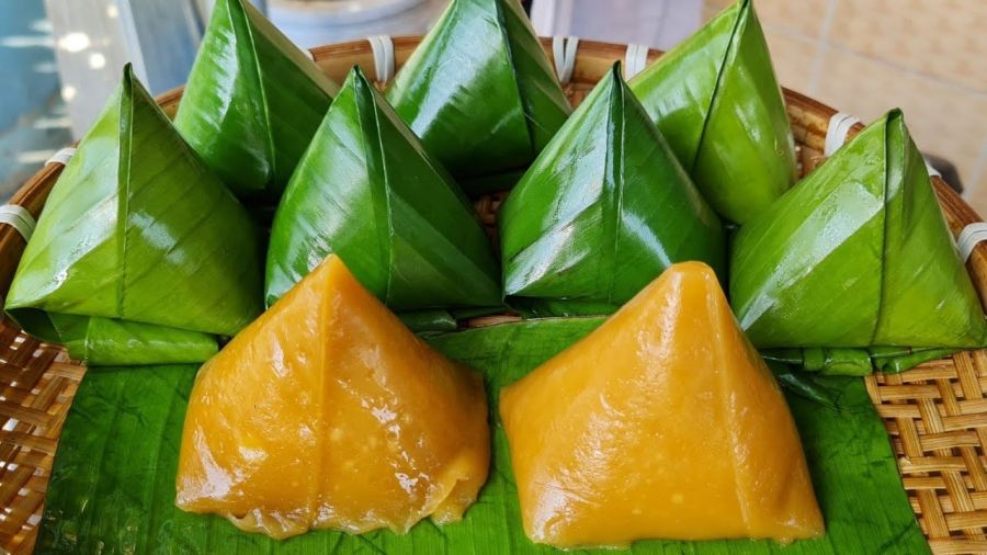 Banh It La Gai (Sticky Rice Cake With Gai Leaf)