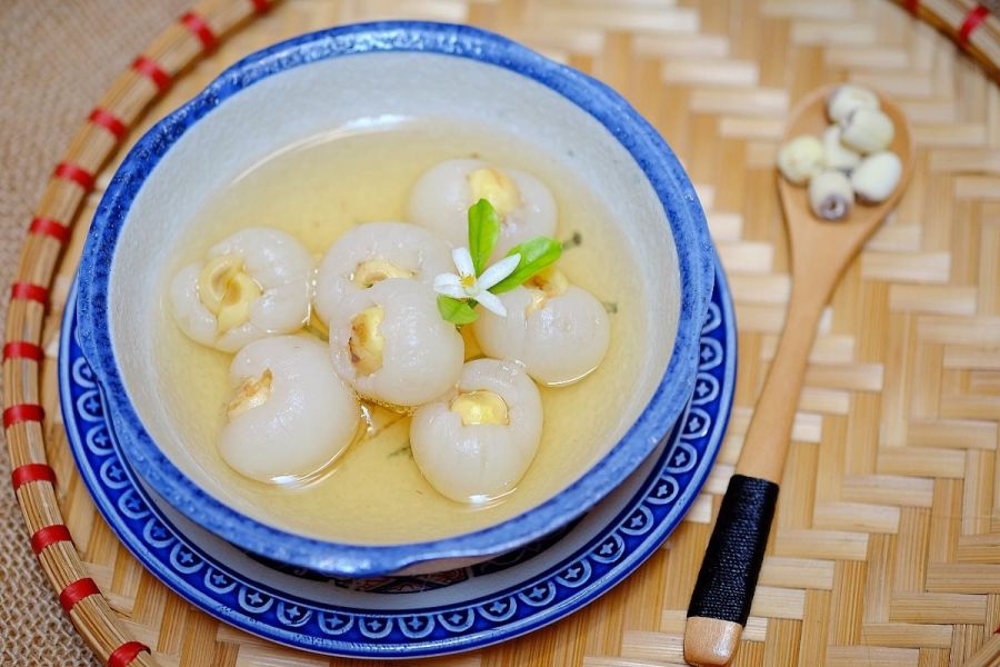 Che Nhan Hat Sen (Longan And Lotus Seed Sweet Soup)