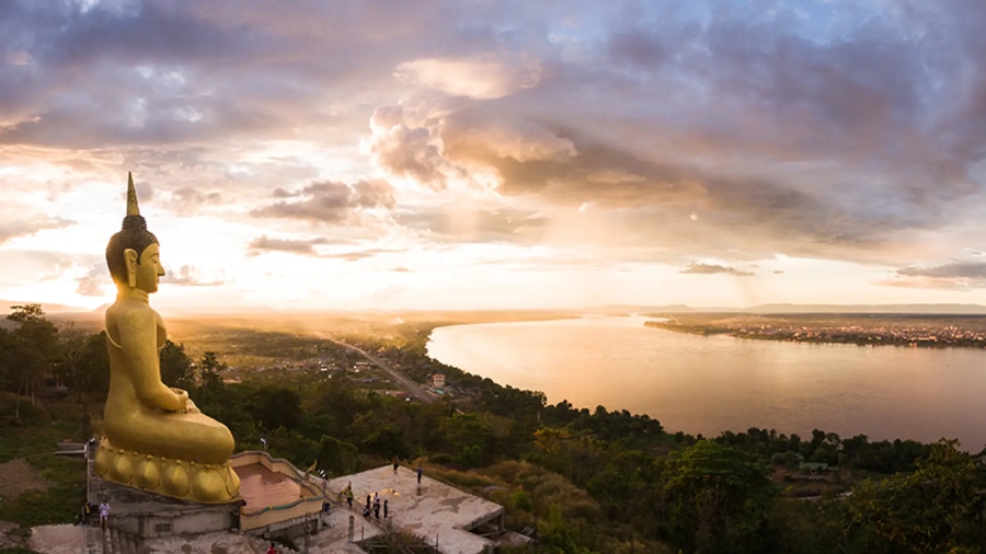 Admire The Golden Buddha (Phou Salao)