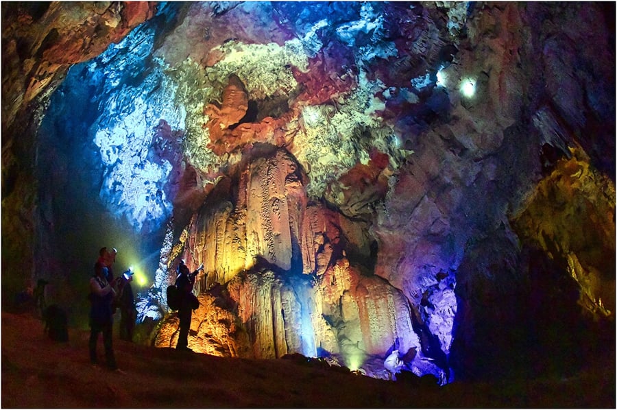 Forest Of Sparkling Stalactites in nguom ngao cave