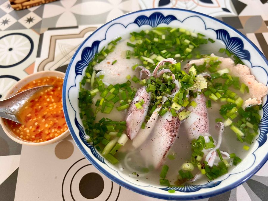 Bun Quay (Stirred Vermicelli Soup)