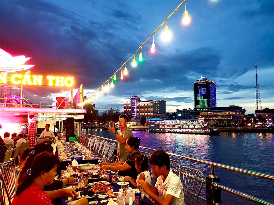 Dine On A Yacht Along The Hau River
