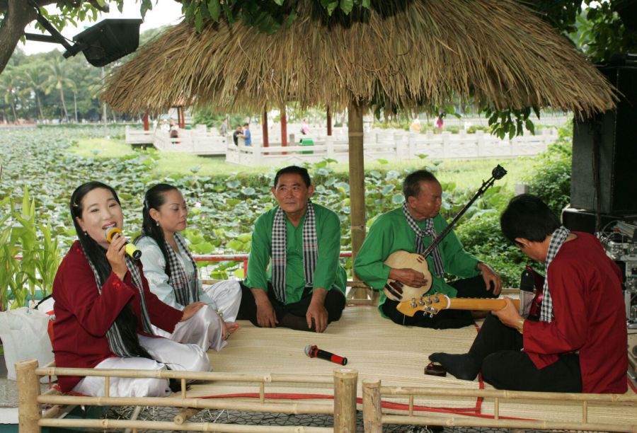 Experience Local Don Ca Tai Tu Music