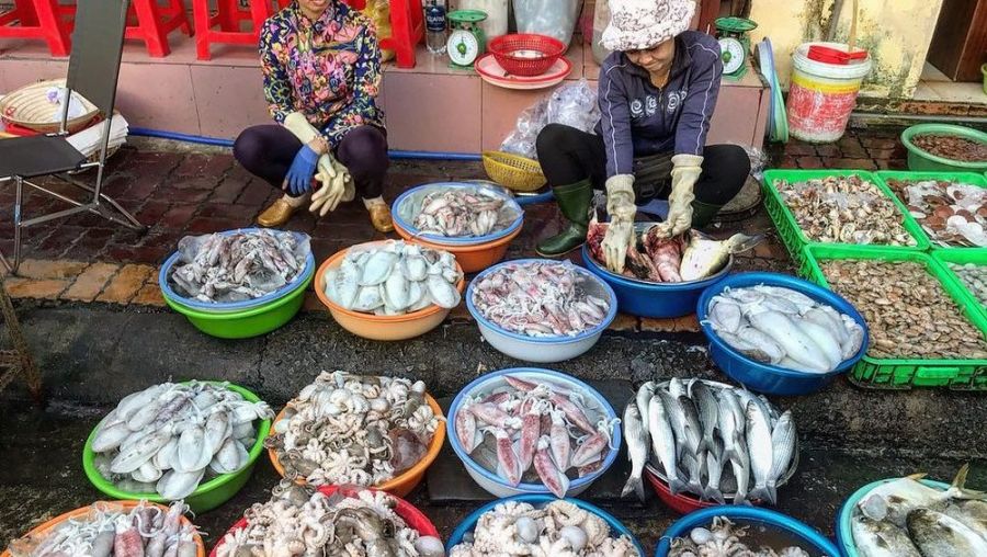 Enjoy Seafood At Xom Luoi Market
