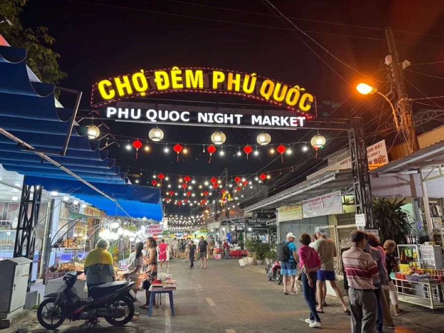 Explore Duong Dong Night Market