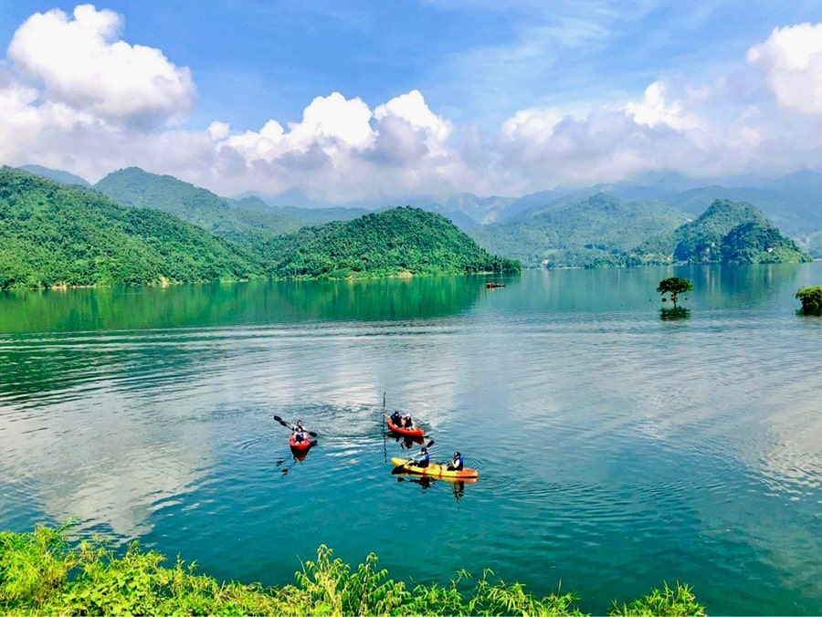 Kayak On Hoa Binh Lake