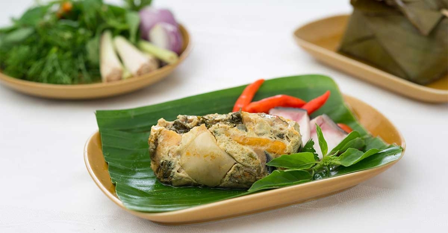 Mok Pa (Steamed Mekong Fish in Banana Leaves)