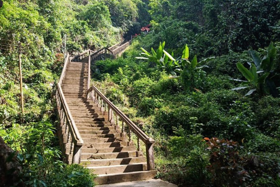 Natural Windows and Scenic Viewpoints of Tham Chang