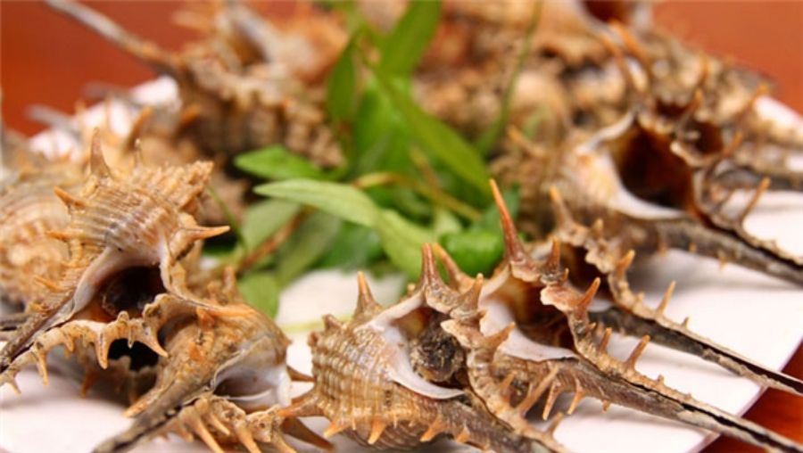 Oc Gai Nuong Mo Hanh (Grilled Murex With Green Onion Oil)