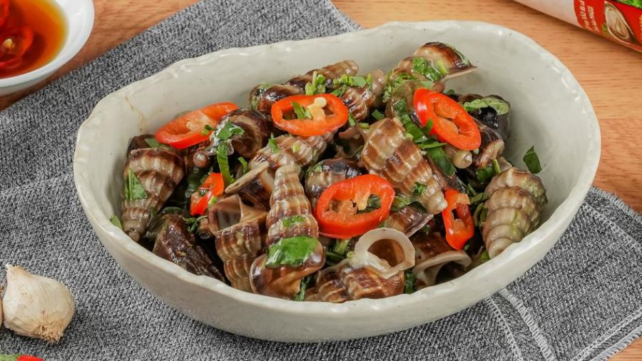 Oc Len Xao Dua (Stir-fried Snails With Coconut Milk)