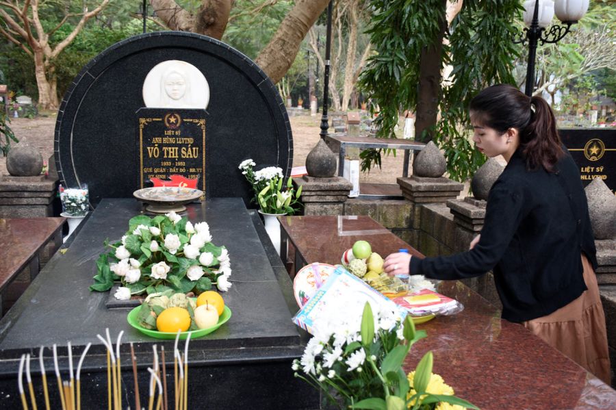 Pay Tribute At Hang Duong Cemetery