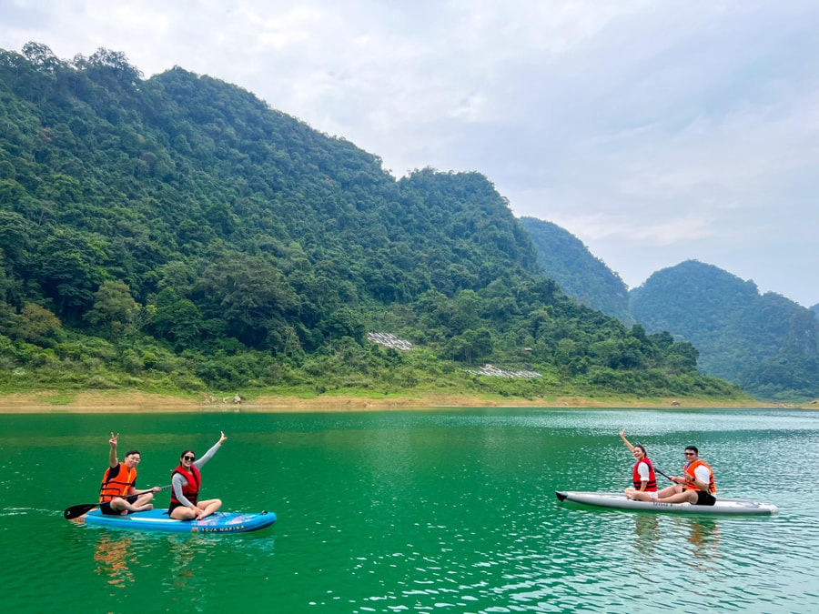 Ride A Boat And Enjoy The Scenery In The thang hen Lake