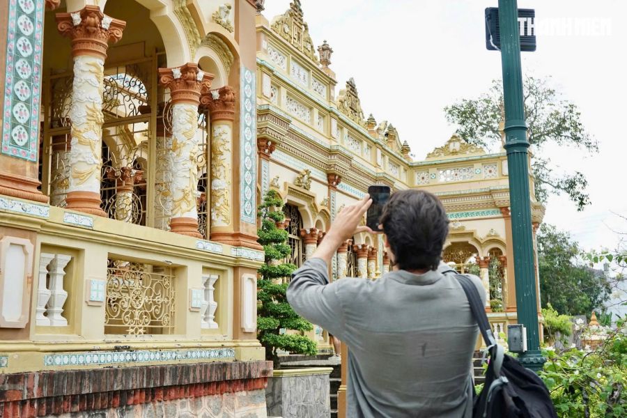 Take Beautiful Pictures Around The Ancient Temple