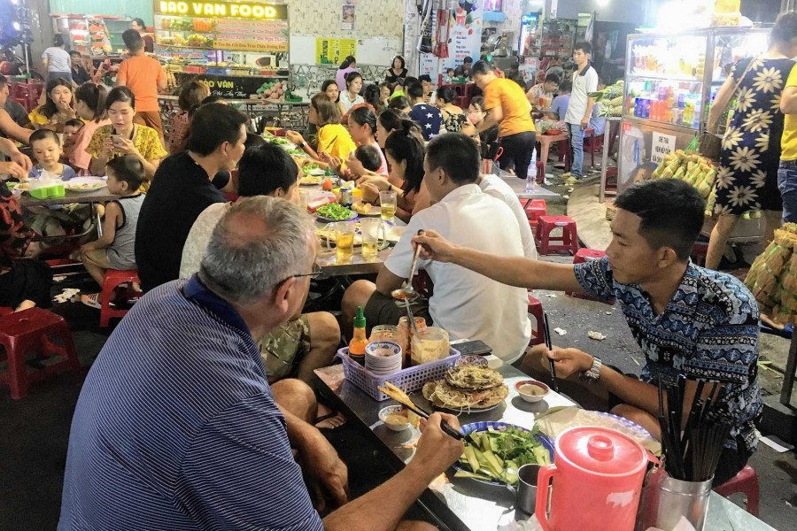 Try Local Seafood At Xuan Dieu Street