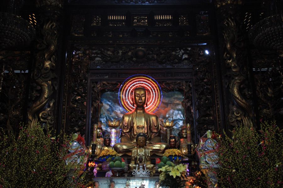Give Offerings, Pray For Peace, And Enjoy The Statues Of Giant Buddha Statues