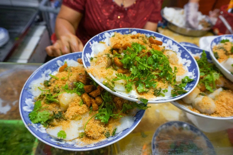 enjoy local food in Ben thanh market