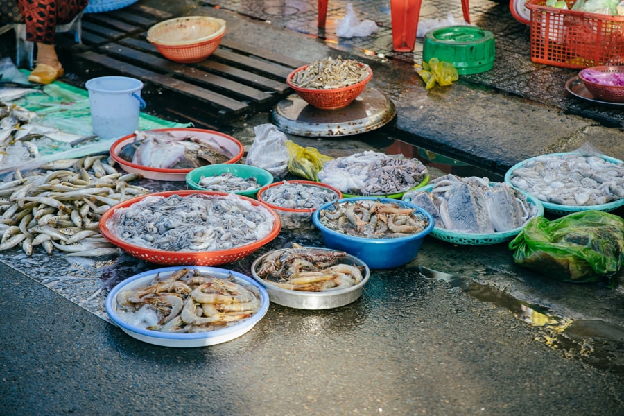 fresh seafood in ham tien market