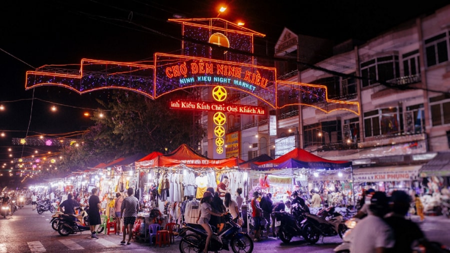 ninh kieu night market in can tho