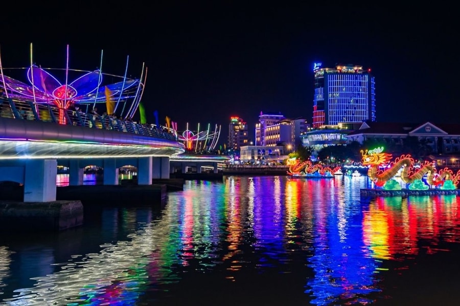 ninh kieu wharf at night