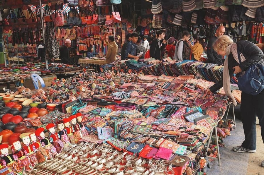 visit local market in lac village mai chau