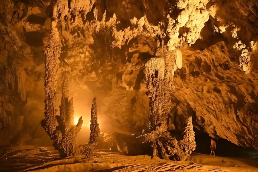 visit mo luong cave