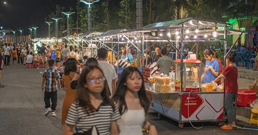 Bach Dang Walking Street has a lot of Street Food 