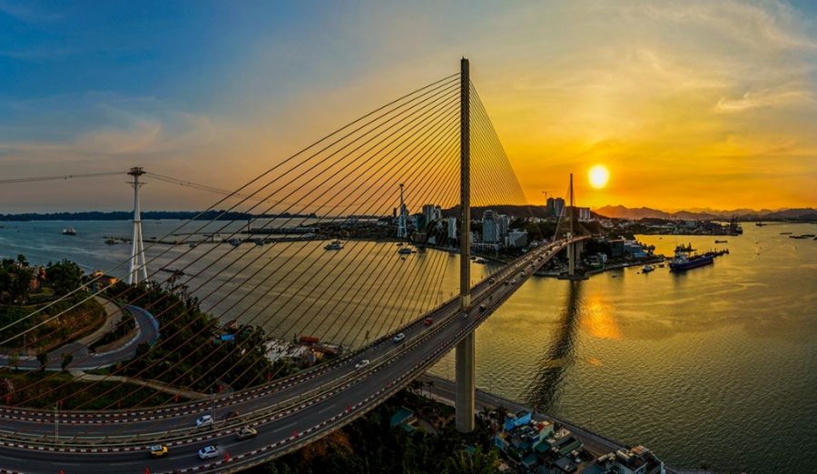 best time to visit bai chay bridge