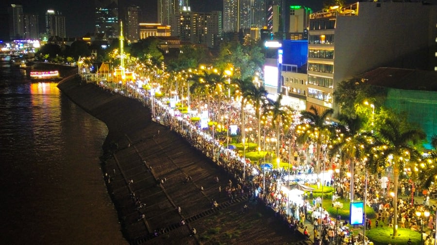 Chaktomuk Walking Street at night