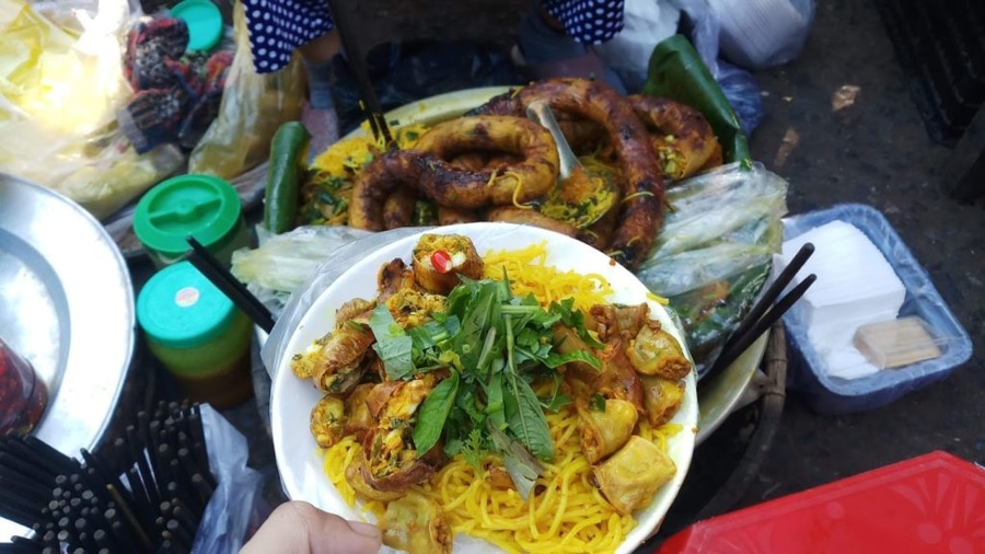 Enjoy Quang Tri cuisine in Dong Ha Market