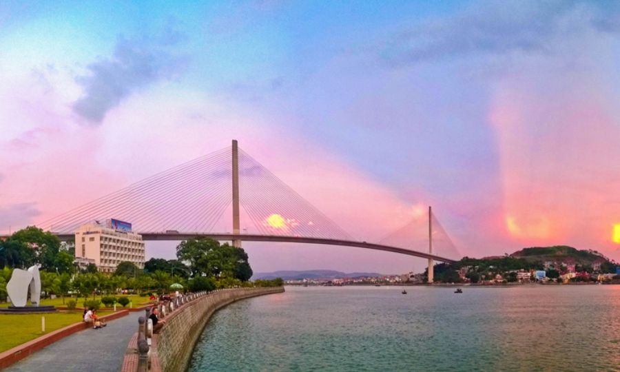 Enjoy Scenic Views Of Bai Chay Bridge At Sunset