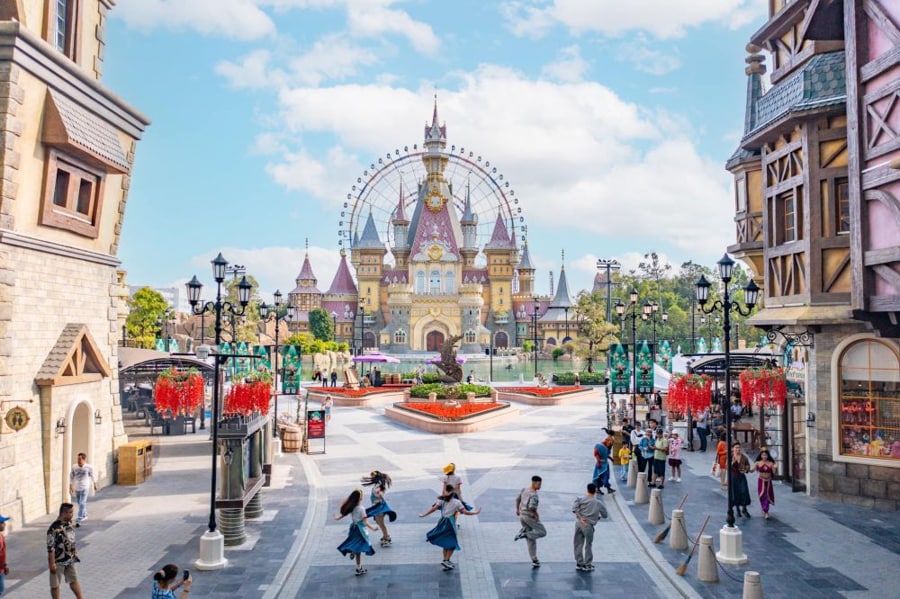 European Avenue features grand architecture