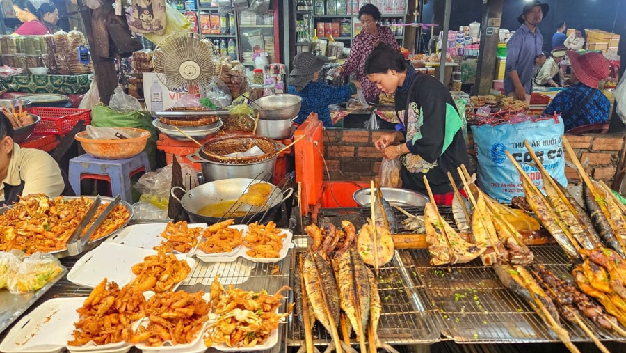 Experience food in Kampot Market
